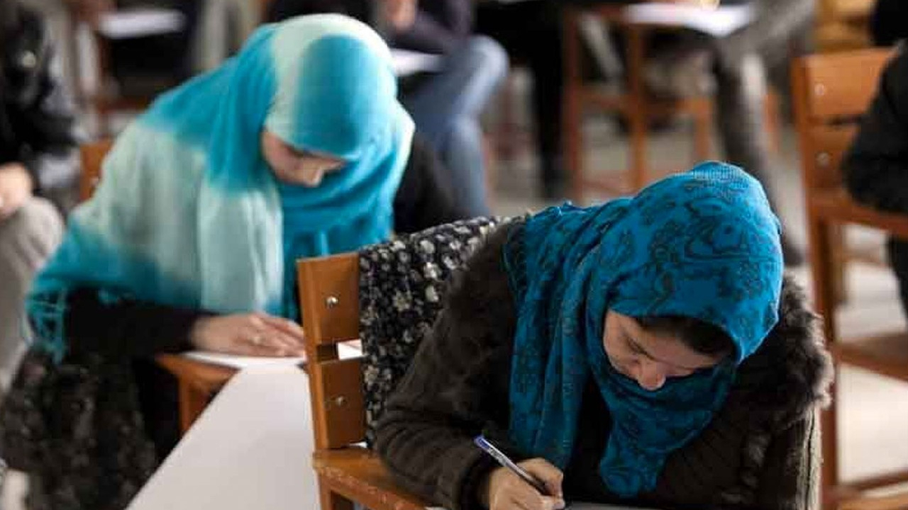 Özbekistan’da okullarda 1994’den bu yana yasak olan başörtüsü serbest bırakıldı