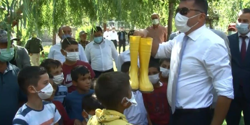 Herkes plaket alırken o valinin çizmelerini gözüne kestirdi