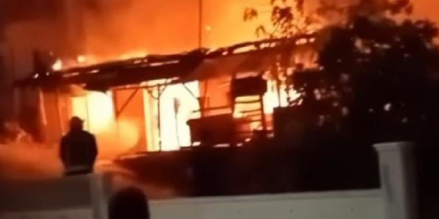 Antalya’da yangın! Gecekondu kül oldu