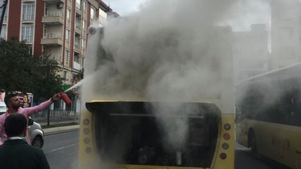 İstanbul'da ulaşım derdi bitmiyor! Bugün de İETT otobüsü yandı...