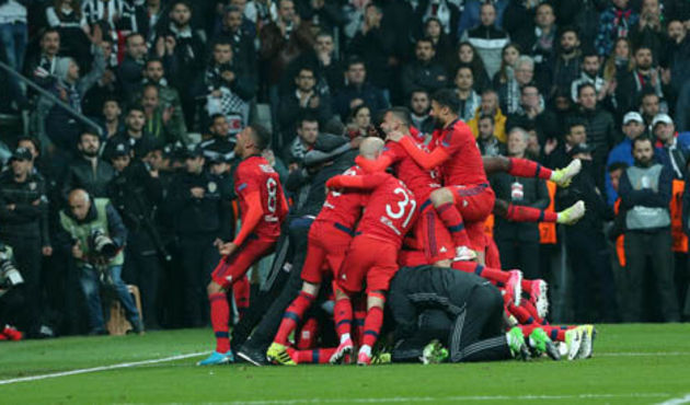 Lyon'lu futbolcudan tribünlere ahlaksız hareket!