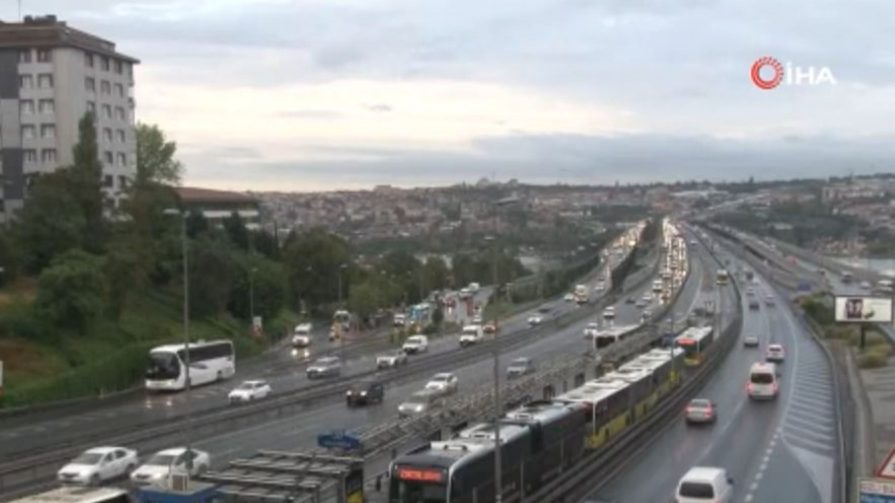 Uyarılar peş peşe gelmişti! İstanbullular güne yağmurla uyandı