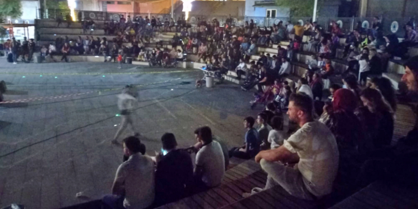 Hakkari Belediyesi'nden vatandaşlara 'açık havada Vizontele' gösterimi