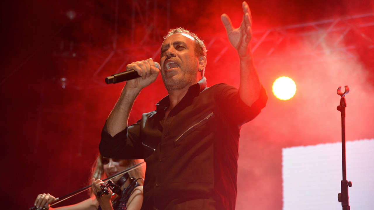 Şarkıcı Haluk Levent kendi vereceği konser öncesi hayranlarıyla birlikte sıraya girdi