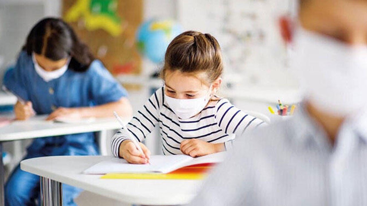 Dünyada bir ilk: Ortaokul ve lise öğrencilerine çift doz aşı zorunluluğu getirildi!