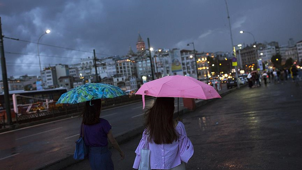 İstanbul güne yağışla başladı! Meteoroloji'den uyarı var!