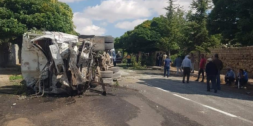 Beton mikseri balkona çarptı, balkondaki kadın öldü!