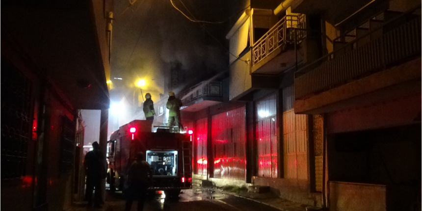İzmir'de 2 katlı mobilya atölyesi yandı