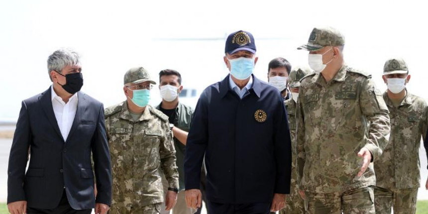Şehit haberi sonrası sıfır noktasında kritik toplantı: Hulusi Akar ve komutanlar Suriye sınırında