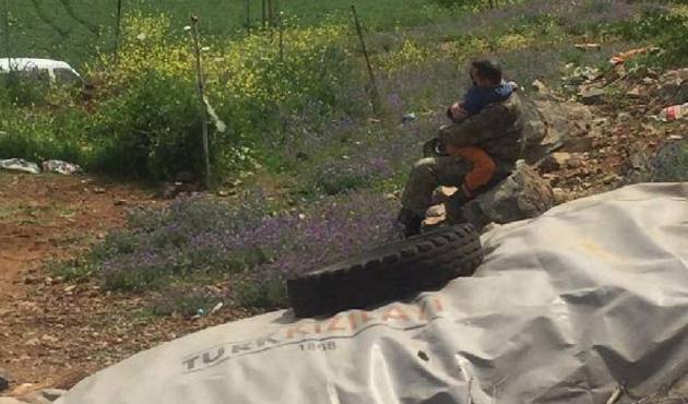 Şehidin küçük kardeşini komutan böyle teselli etti...