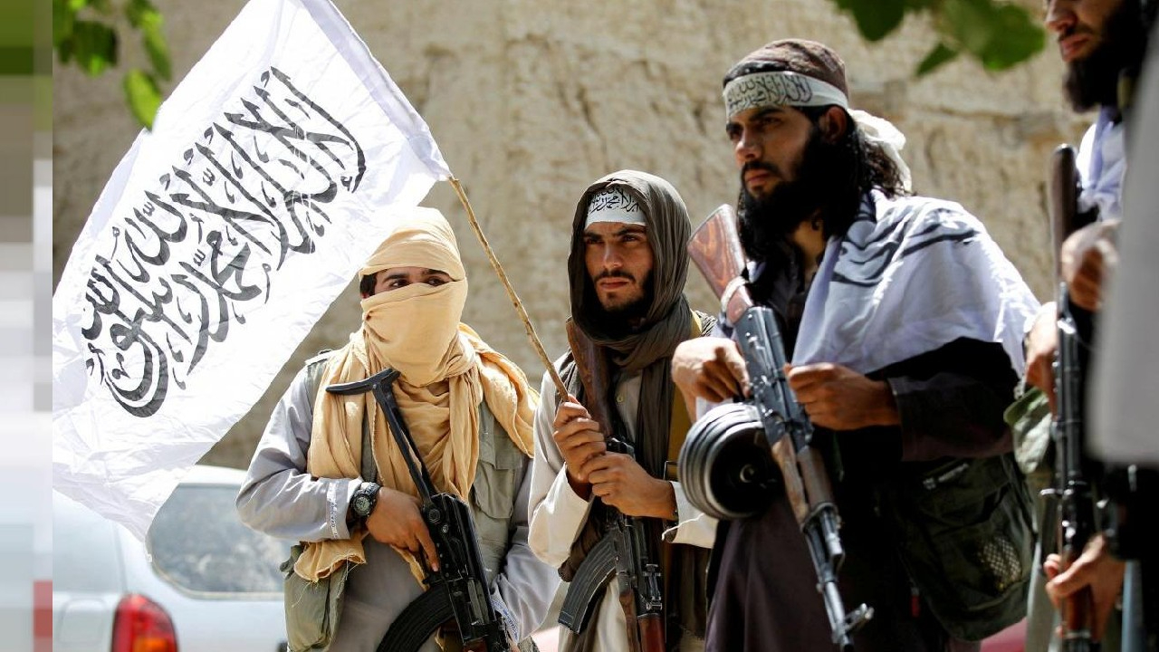 Taliban, 11 Eylül'ün yıl dönümünde cumhurbaşkanlığı sarayına bayrağını astı!