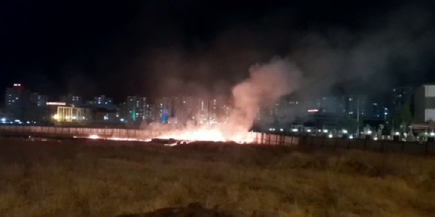 Atılan havai fişekler yangın çıkardı! Araçları zor kurtardılar