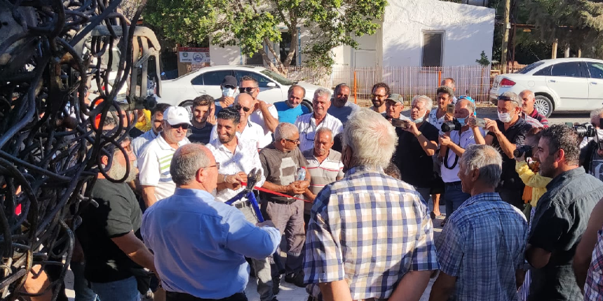 O heykelin açılışında komik anlar! Başkan, demir kesme aleti ile kurdeleyi kesemedi