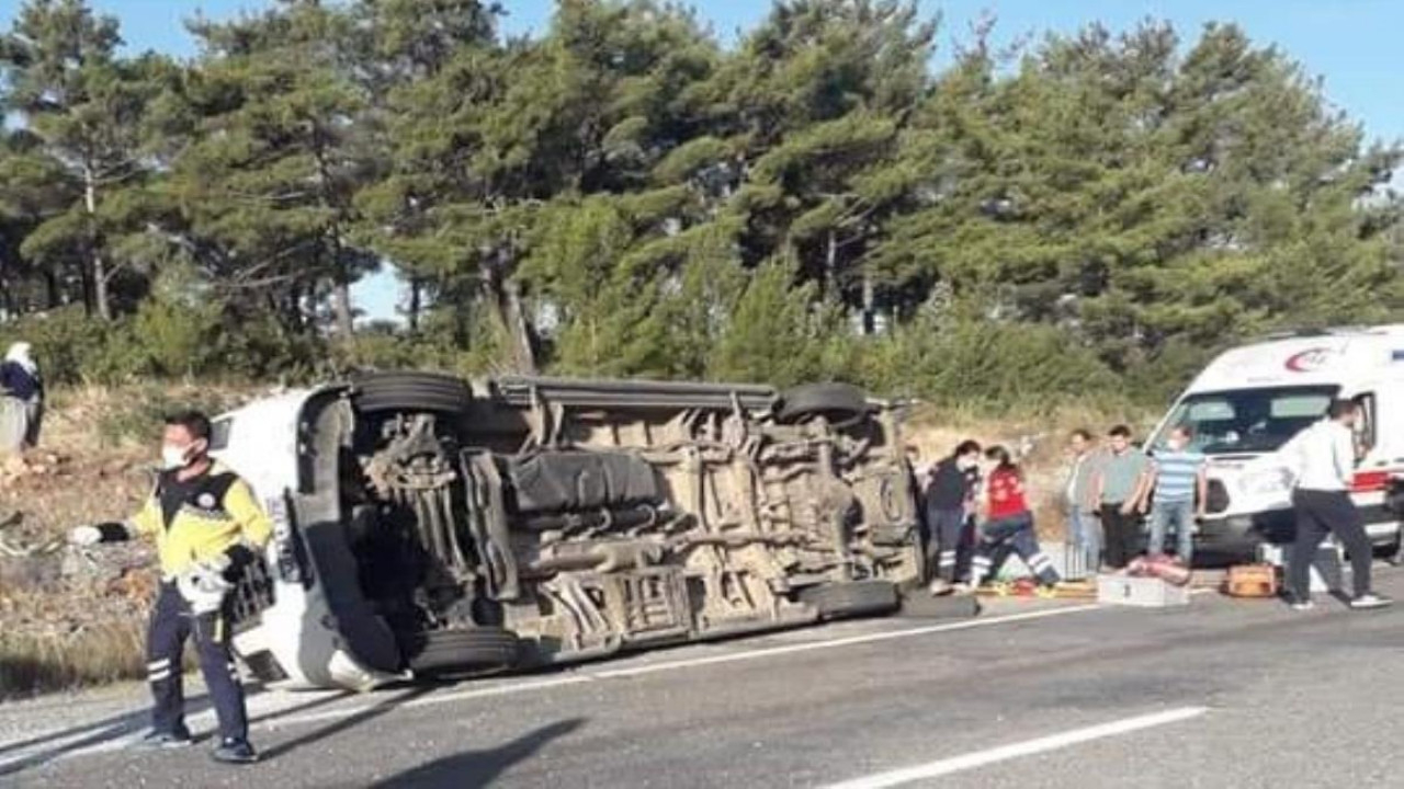 Turistleri taşıyan otobüs ile öğrenci servisi çarpıştı! Ölü ve yaralılar var...