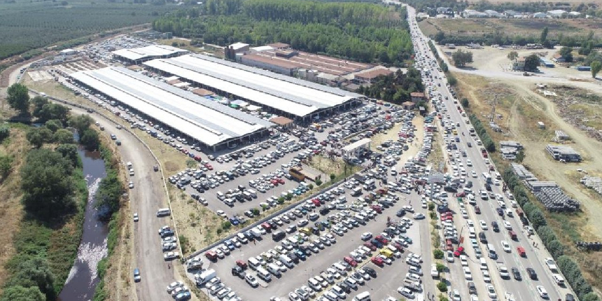 Oto pazarı değil bitpazarı! Kalabalık, havadan görüntülendi