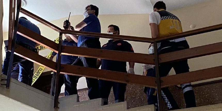 Yaşlı adam, apartman merdivenlerinde ölü bulundu