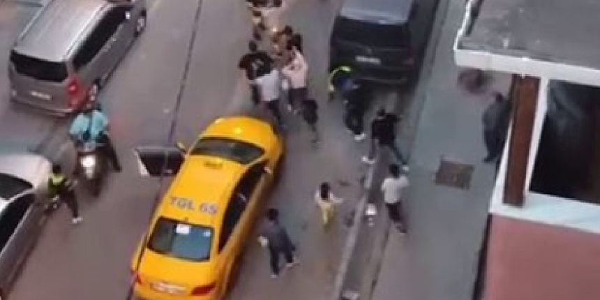 Esenyurt'ta taksiciyle müşterinin kavgası kamerada