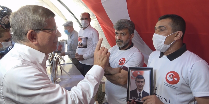 Ahmet Davutoğlu, Diyarbakır'da evlat nöbetindeki ailelerle tartıştı