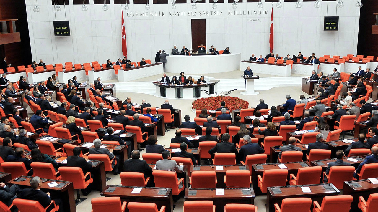 AK Parti, anayasa teklifini yılbaşında sunacak: Güvenoyu ve gensoru gündemde