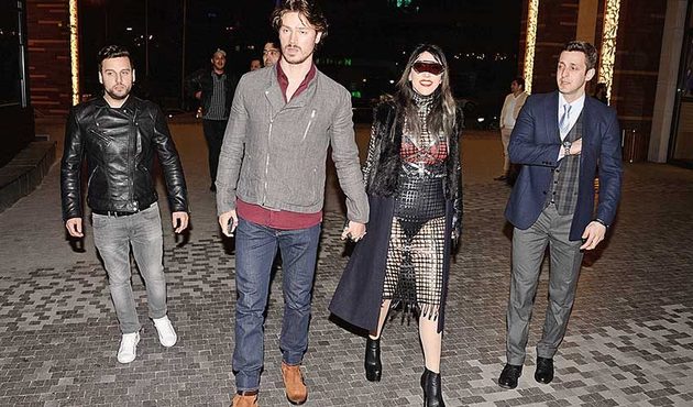 Hande Yener yine herkesi şaşkına çevirdi!