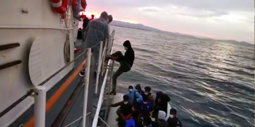 Yunanistan ölüme terk etti, Türk Sahil Güvenlik ekipleri kurtardı