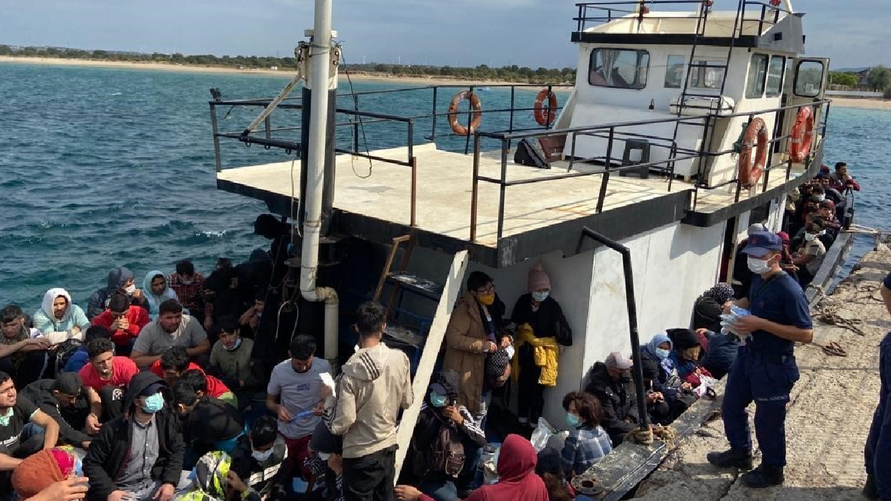 Tekneler tıklım tıklım! Çanakkale'de 251 düzensiz göçmen yakalandı