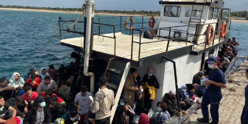 Tekneler tıklım tıklım! Çanakkale'de 251 düzensiz göçmen yakalandı