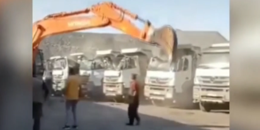 Ücretini alamayınca kepçeyle kamyonların kabinlerini ezdi