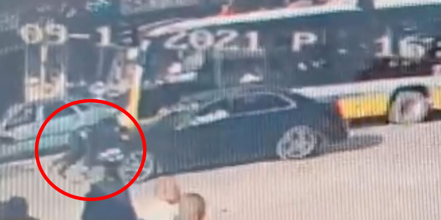 Otomobilin çarptığı çocuk havalandı! Kaza anı güvenlik kamerasında