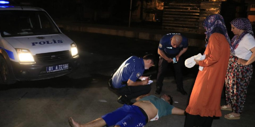 Sopayla dövdükleri kişiyi defalarca bıçaklayıp arabasının lastiklerini patlatıp kaçtılar