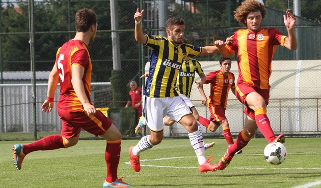 Fenerbahçe, Galatasaray'ı 2-0 yenmeyi başardı