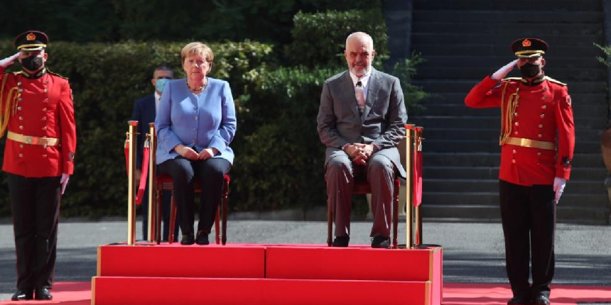 Merkel, Arnavutluk’taki resmi törene oturarak katıldı