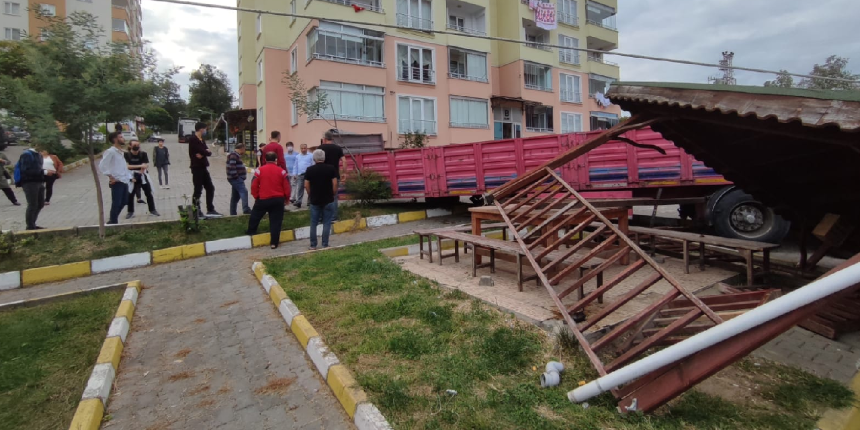 Son anda kurtuldular! TIR'ın dorsesi sürüklenip kamelyaya çarptı