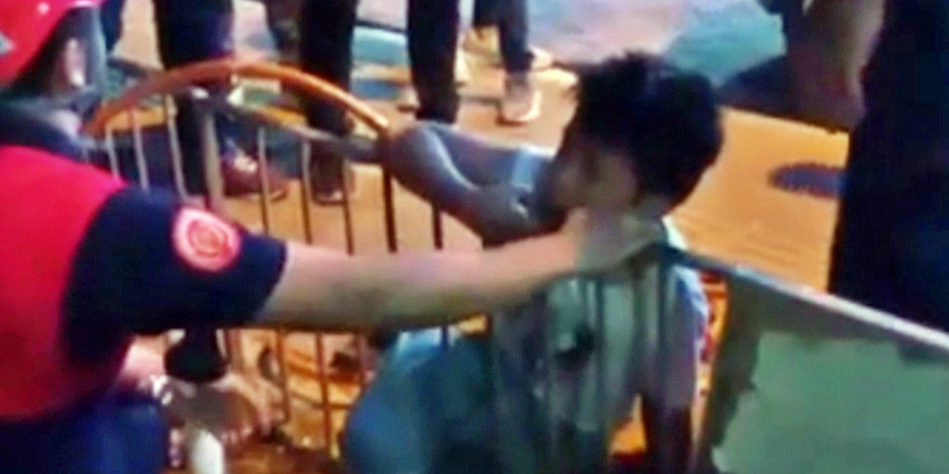 Oyun oynarken korkuluklara sıkıştı: İtfaiye demirleri keserek kurtardı
