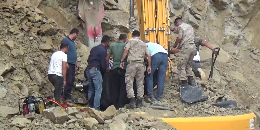 Heyelanda iş makinasının içinde sıkıştı! Feci şekilde can verdi