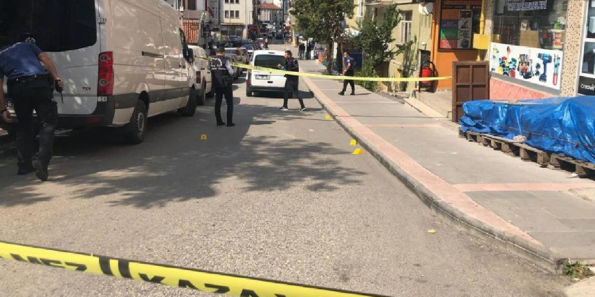 Sokak ortasında silahlı çatışma! Güvenlik kamerası her şeyi kaydetti