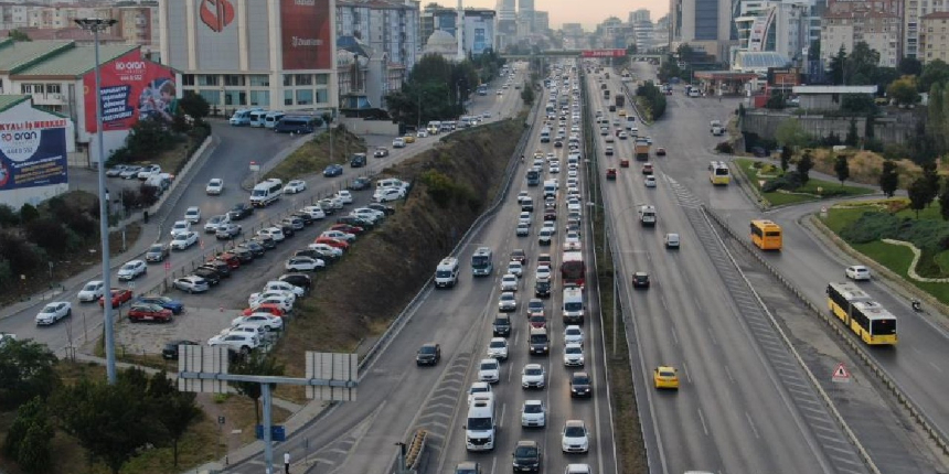 İstanbul’da sürücüler yollara döküldü, trafik yoğunluğu yüzde 60’ı gördü