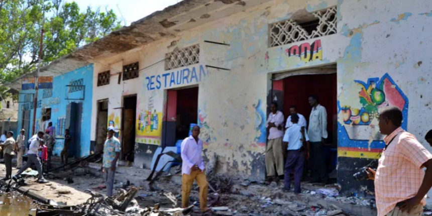 Mogadişu'da kafeye giren intihar bombacısı kendini patlattı!