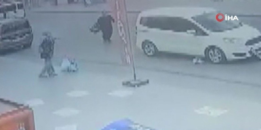 Yolun karşısına geçmeye çalışan çocuk, otomobilin altında sürüklendi