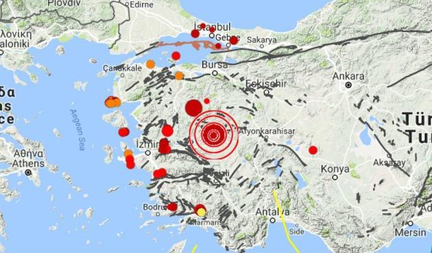 Manisa'da ikinci deprem! 12 şehir birden sallandı, insanlar sokağa fırladı...