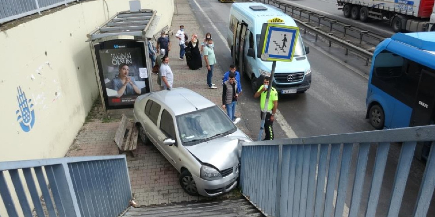Pendik’te otobüs durağını teğet geçip üst geçide çarpan otomobil kamerada