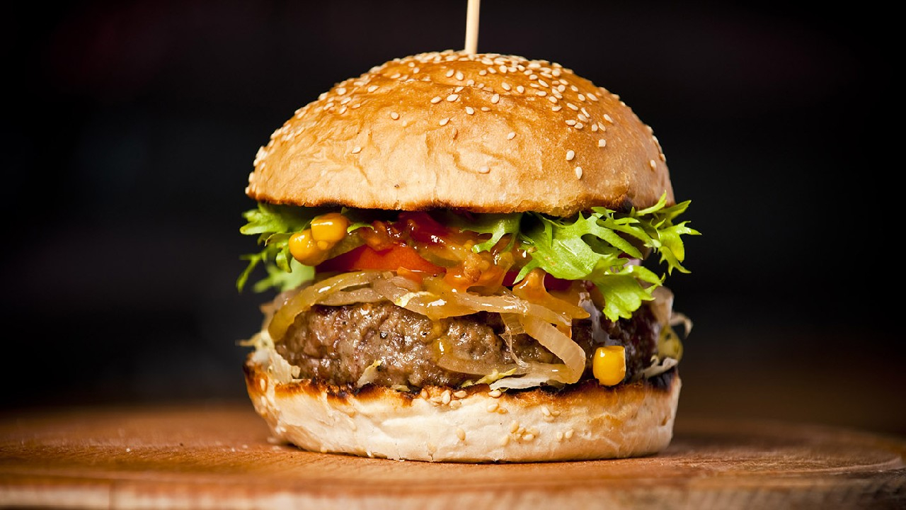 Büyük skandal! Hamburgerin içinden insan parmağı çıktı
