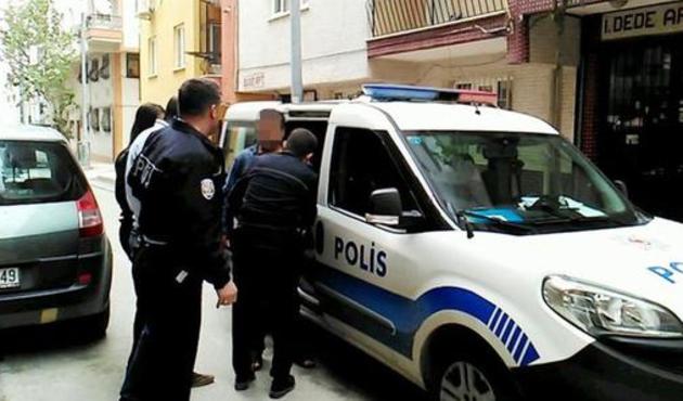 Öğle yemeği için eve gitti, eşi ve sevgilisini yatak odasında yakaladı!