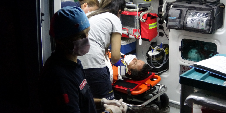 Kazada yaralandı, 'Çalışmam lazım' deyip ambulanstan inmeye kalktı