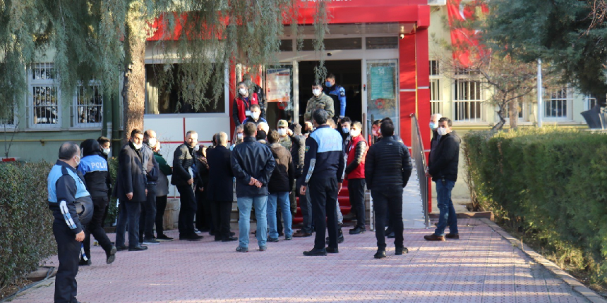22 yaşında hayatı söndü! Genç kız evin çatısında asılı halde bulundu