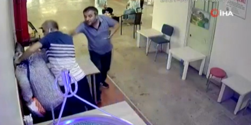 Eşinin yüzüne tükürüp darp etmişti! Kapısına dayanıp bıçak çekti
