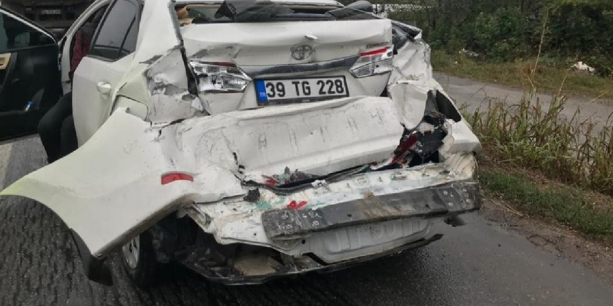 Hafriyat kamyonunun çarptığı otomobil kağıt gibi ezildi