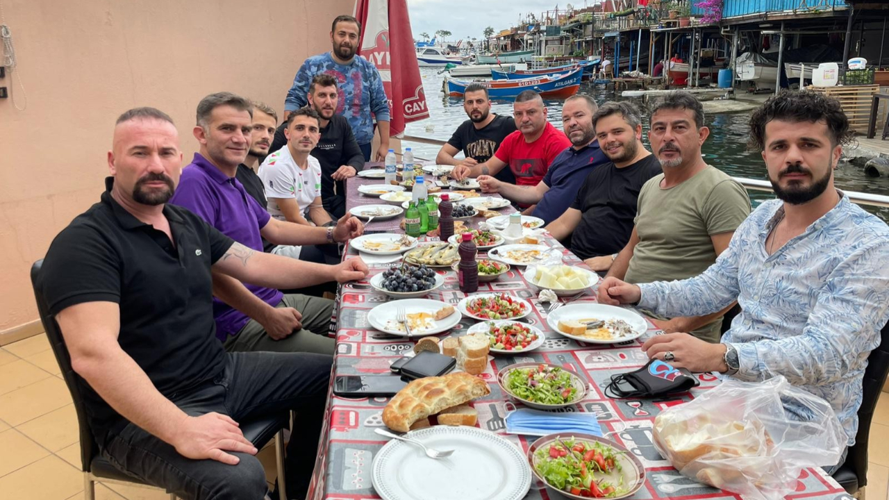 Abdülkadir Ömür Trabzonspor taraftarlarıyla balıkçıda buluştu
