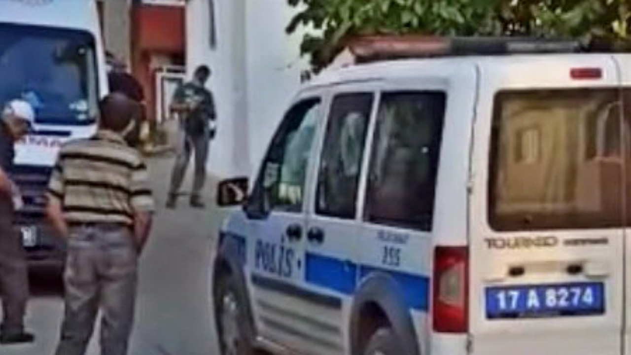 Korkunç cinayet: Annesinin başına keserle vurarak öldürdü!
