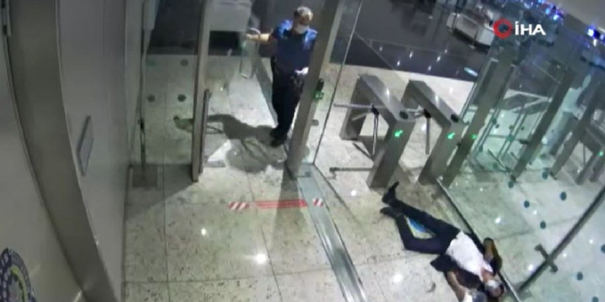 Midesindeki kokain kapsülü patlayan uyuşturucu kuryesi, havalimanında öldü